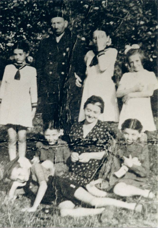 Ultima fotografie a familie Mozes, înainte de deportare. Gemenele Miriam și Eva o încadrează pe mama lor, Jaffa Foto: arhiva personală