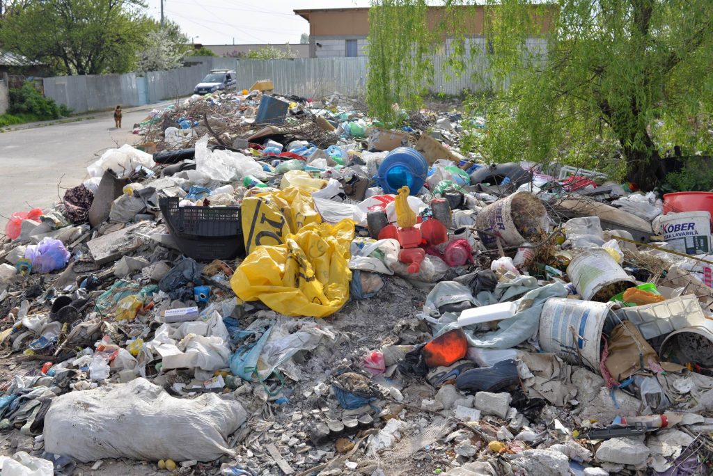 Potrivit legii, administraţiile publice locale sunt obligate să atingă, până la 31 decembrie 2020, un nivel de pregătire pentru reutilizare şi reciclare a deşeurilor cel puţin pentru deşeurile de hârtie, metal, plastic şi sticlă provenind din deşeurile menajere sau, după caz, din alte surse, în măsura în care aceste fluxuri de deşeuri sunt similare deşeurilor care provin din gospodării, de minimum 50% din masa totală