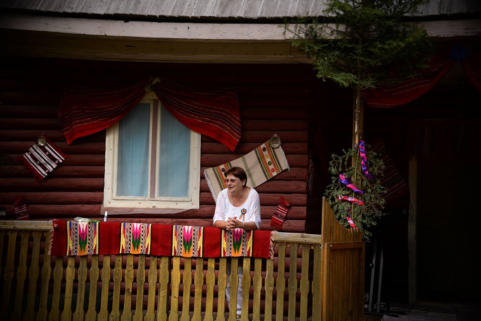 Viorica Crisan în casa în care locuiește la Covasna, pe parcursul săpăturilor de la Cetatea Zânelor. Foto: pagina personală de Facebook
