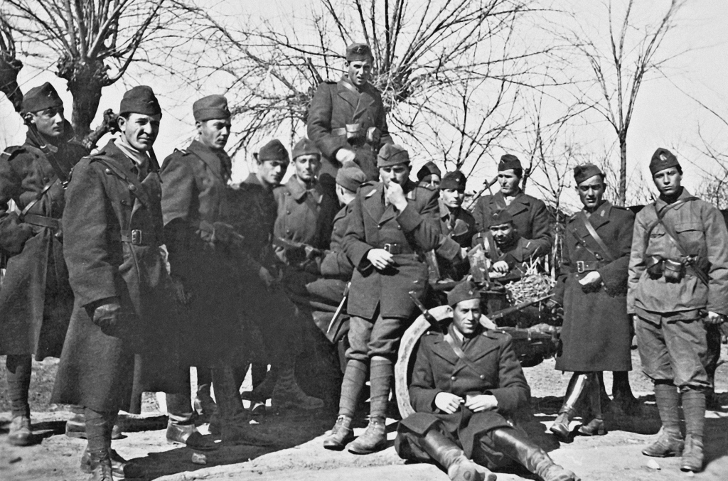 Neagu Djuvara (primul din stânga) la o instrucție, după infernul de la Odessa, în 1942. Foto: arhiva personală a lui Neagu Djuvara.