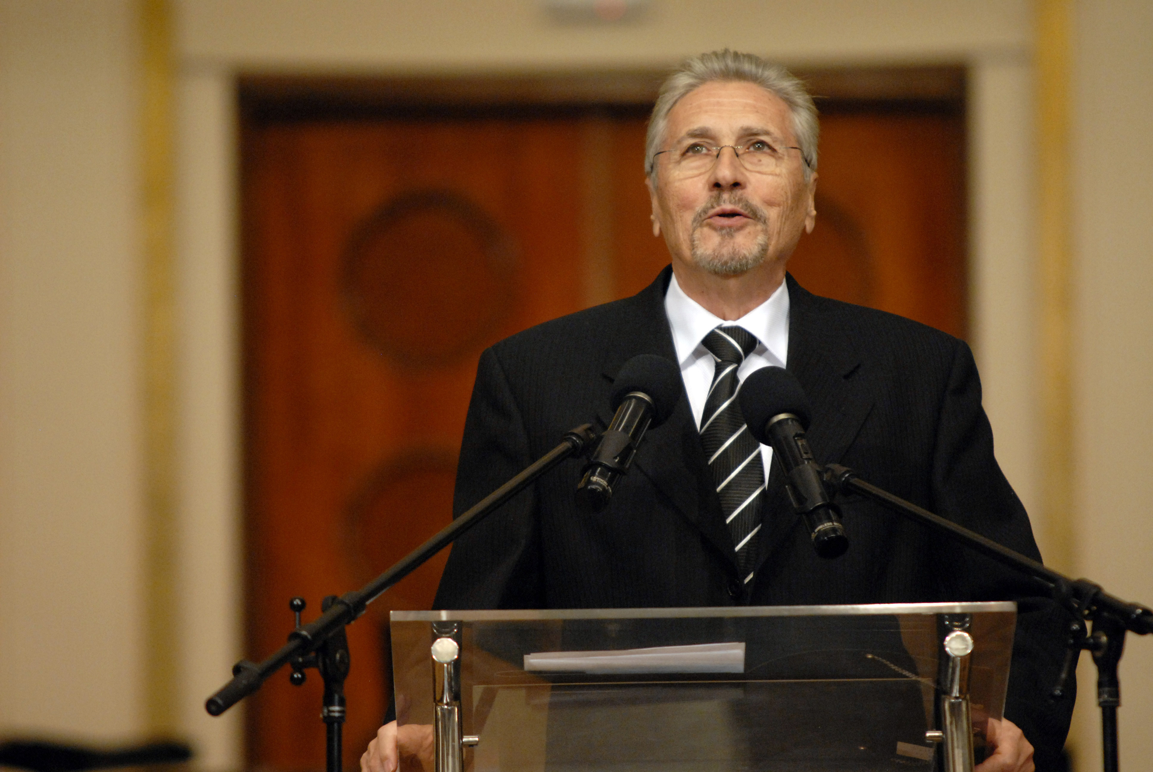 Levantul, de Emil Constantinescu. Și de Călin Popescu